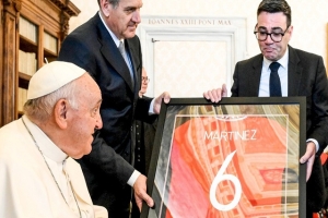 Papa Francisco recibe playera de Lisandro Martínez, campeón del mundo con Argentina