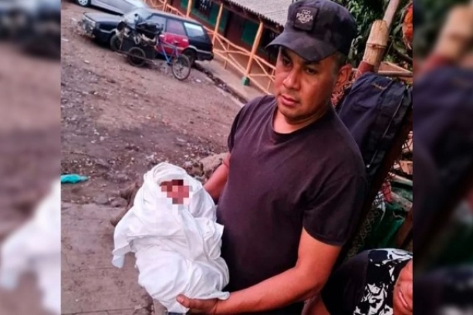 Policía rescata a bebé recién nacido lanzado a fosa séptica