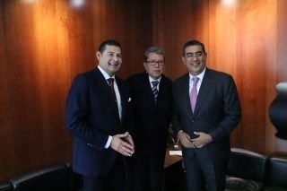 Inscriben en letras doradas a los tres Juanes en el Senado de la República 