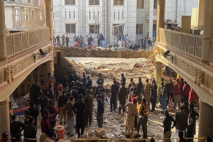 Más de 120 heridos y al menos 25 muertos deja explosión en mezquita en Pakistán