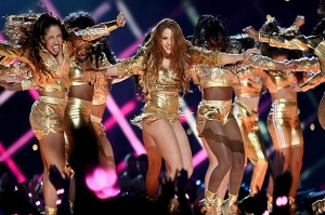 Shakira subastará la chamarra dorada que usó en el Super Bowl