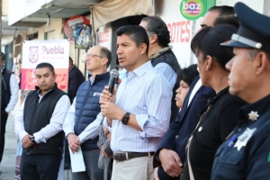 Eduardo Rivera Pérez entrega primer cheque del programa créditos contigo