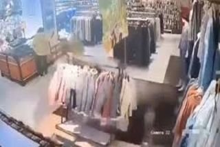 Se desploma piso de tienda de ropa en China