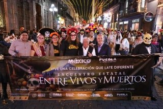 &quot;Entre vivos y muertos&quot;: Puebla celebra con arte, tradición y Xoloitzcuintles su sexto gran desfile cultural