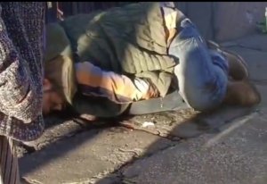 ¡Horror en pleno centro de la capital poblana! Sangriento ataque deja a hombre desangrándose en la banqueta