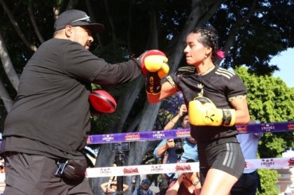 Con poblanas y poblanos &quot;La Bonita&quot; Sánchez realiza entrenamiento en el Zócalo