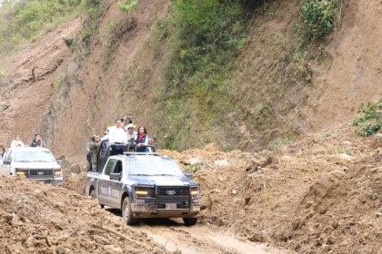 Gobierno federal y estatal reabren accesos a Tlacuilotepec; reconstruirán puente derribado por lluvias