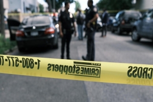 Mueren dos oficiales y un estudiante por tiroteos en centros educativos