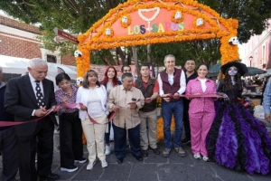 Trabajará Pepe Chedraui por preservar tradiciones; recorre ofrendas en la Plazuela de Los Sapos