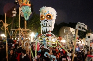 Postergan Desfile de Calaveras en Puebla por luto en Xochimehuacán