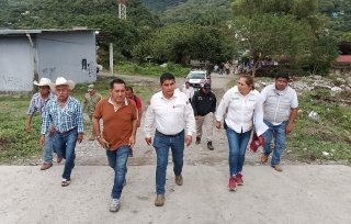 Con sensibilidad y visión humanista, gobierno estatal mantiene atención a familias de Chicontla