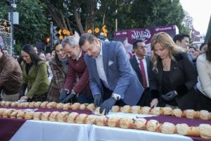 Presiden Alejandro Armenta y Pepe Chedraui la partida de Rosca Monumental en el Zócalo de Puebla