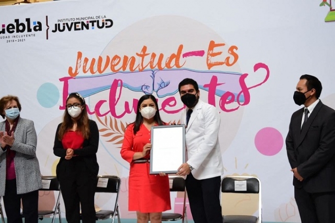 Entrega Ayuntamiento de Puebla reconocimientos a la juventud destacada en diversos ámbitos de acción