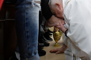 Sin silla de ruedas, Papa Francisco acude a cárcel romana y lava los pies de 12 presos en Jueves Santo