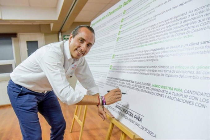 Mario Riestra, firma compromisos por la sustentabilidad 