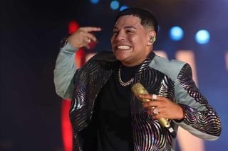 Eduin Caz se lanza al público, pero nadie lo cacha y termina en el suelo