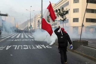 En Perú, suman siete muertos tras propuesta de elecciones anticipadas y simpatizantes de Castillo prometen luchar hasta el fin