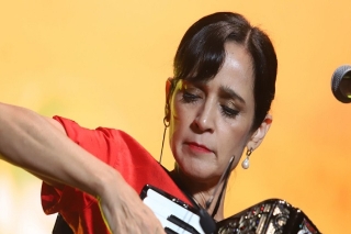 “No es normal tener miedo en la calle”: Julieta Venegas canta a las mujeres