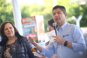 Ayuntamiento de Puebla entrega apoyos a emprendedores, comités y productores locales