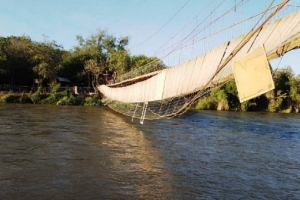 Colapsa puente en Sinaloa justo en el momento en el que turistas intentaban cruzarlo.