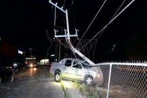 Borracho se impacta con poste y deja sin luz a Ciudad Victoria