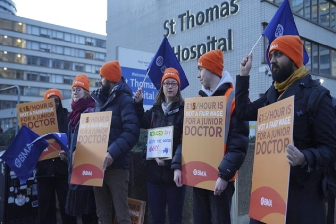 Médicos inician huelga histórica en Inglaterra
