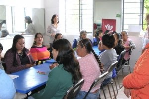 Impulsa Gobierno de la Ciudad el empoderamiento de mujeres en Santo Tomás Chautla con capacitación en bisutería