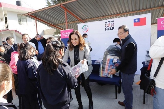 Niñas y niños de Santa Cruz Xonacatepec en Puebla capital reciben donativo de mochilas y útiles escolares