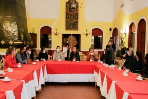 Servidoras y servidores públicos de San Andrés Cholula realizan mesa de trabajo con autoridades auxiliares electas