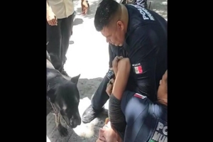 Policías de Torreón someten a hombre porque su perro se metió a una fuente