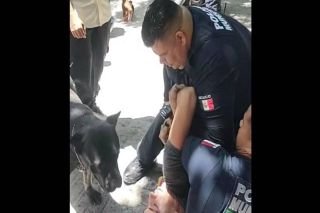 Policías de Torreón someten a hombre porque su perro se metió a una fuente
