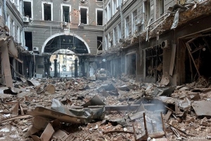 Rusia bombardea teatro de Mariúpol donde había refugiados civiles