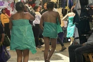 Comerciantes rapan a mujeres acusadas de robo en el tianguis de San Martín Texmelucan