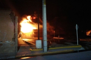 Civiles armados incendian tienda en Zacatecas