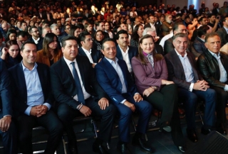 Martha Erika Alonso acompaña a Marko Cortés en su toma de protesta como dirigente nacional del pan