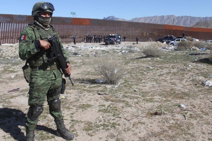 Migrante se queda atorado en el muro de la frontera entre México y Estados Unidos