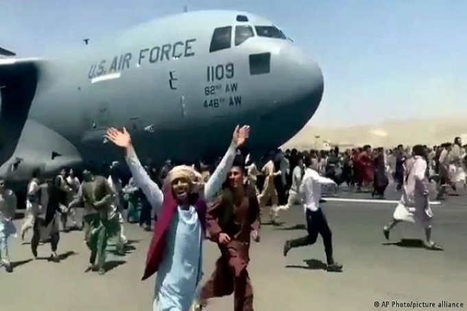 Avión militar de EU transporta 823 pasajeros provenientes de Afganistán