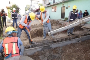 Gobierno municipal supervisa obra vial en Guadalupe Caleras equivalente a 21 calles
