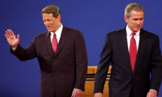 Elecciones en EU evocan polémico recuento de votos entre Al Gore y Bush en 2000