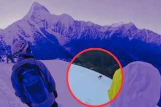 Por intentar tomarse una selfie, alpinista cae al vació mientras escalaba el monte Nama