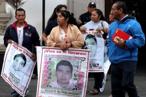 AMLO se reúne con familiares de los 43 normalistas de Ayotzinapa