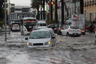 Onda tropical 10 provoca intensa lluvia en la capital poblana
