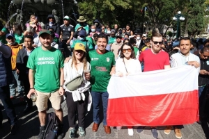 Aficionados responden a convocatoria del ayuntamiento de Puebla para apoyar a Selección Mexicana