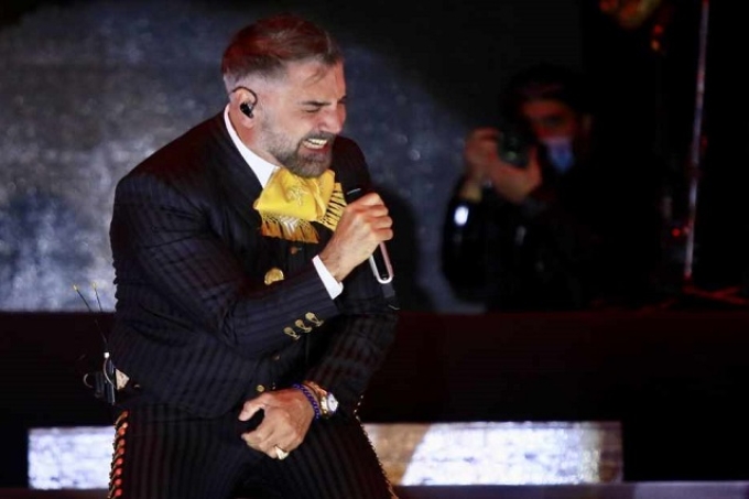 ¡Salud! Alejandro Fernández es captado pasado de copas durante un concierto en la Feria de León 2023