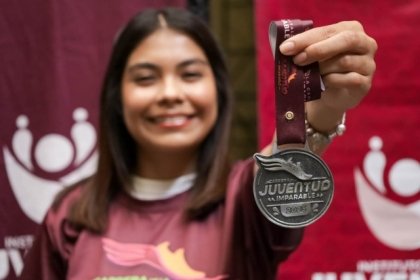 Presenta IJMP playera y medalla oficial de la Carrera &quot;Juventud Imparable 2025&quot;
