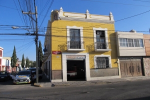 Gobierno municipal continúa el mantenimiento y colocación de nueva señalética en centro histórico de Puebla