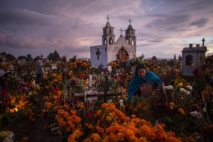 La Simbología del altar de muertos: El lenguaje sagrado de la ofrenda