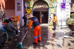 Se prepara la Ciudad de Puebla para recibir a turistas y locales con limpieza integral en templos históricos