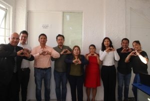 Promover la capacitación para atender adecuadamente a la población