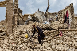 Continúan tareas de rescate en Afganistán tras el sismo de 5.9 grados que dejó al menos mil muertos